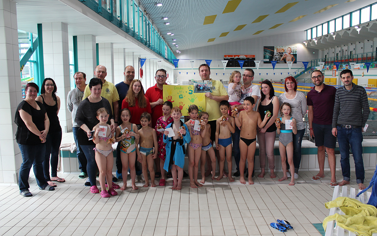 In Zusammenarbeit mit der Wasserwacht Riesa Riemix haben wir einen Schwimmkurs für Kinder im Alter zwischen 5-7 Jahren initiiert. Hier geht es vorrangig um Kinder, die nicht in den Genuss eines Schwimmkurses gelangen können.